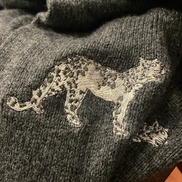 Chico’s gray sweater with white cheetahs. Size 2 which is a Large. L 4 - Picture 4 of 6